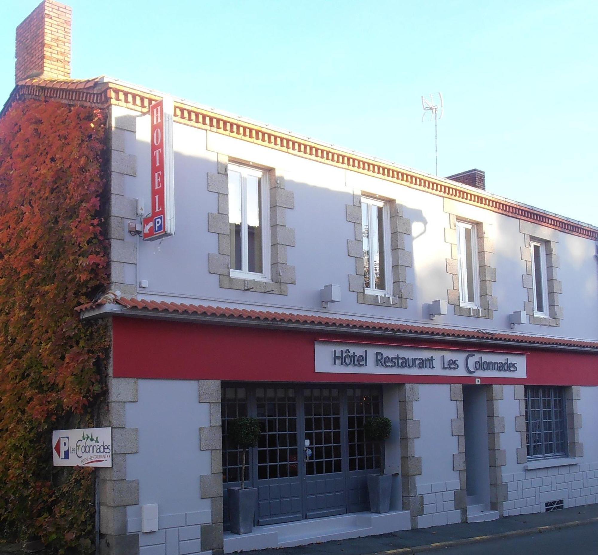 Hotel-Restaurant Les Colonnades Saint-Fulgent Экстерьер фото